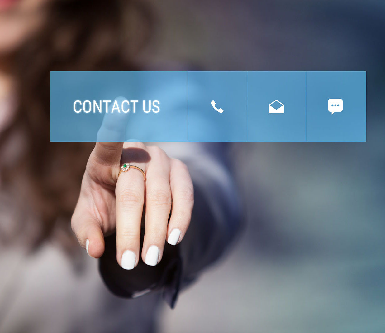 タッチスクリーン上の「お問い合わせ」ボタンを押す女性の手。顧客サービスのコンセプト。